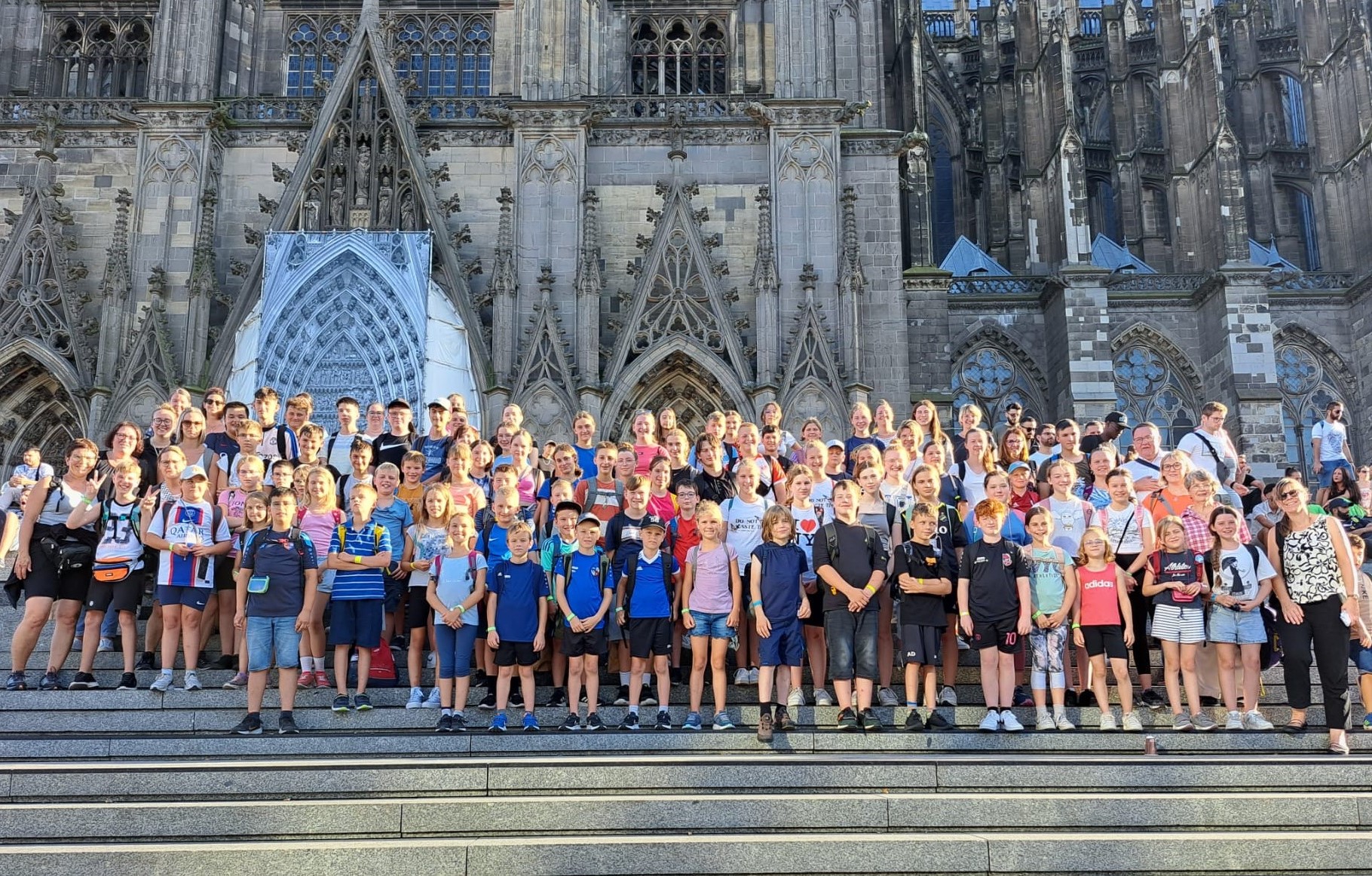 83 Messdiener aus der Pfarrei auf einem Tagesausflug nach Köln im September 2023