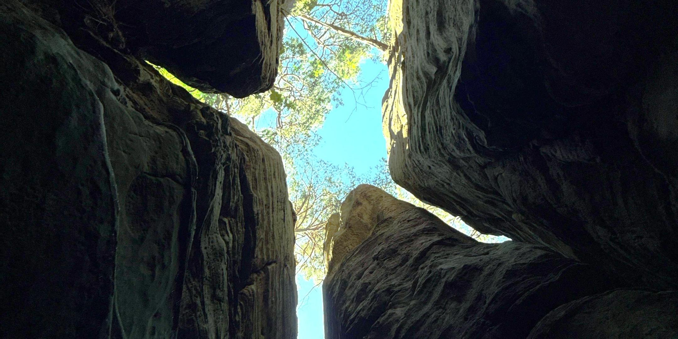 Sonnenlicht zwischen Felsspalte in kreuzform
