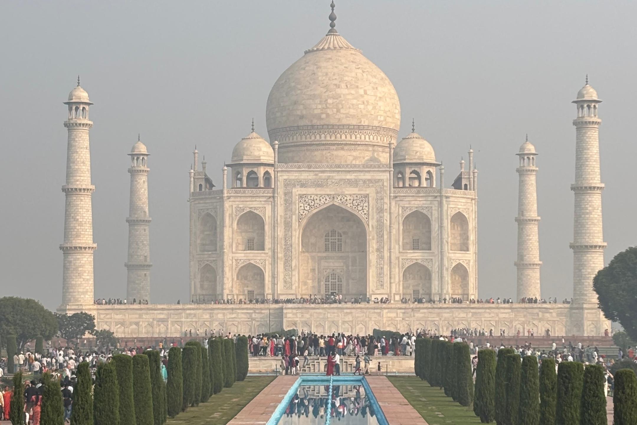 Reisegruppe mit Taj Mahal im Hintergrund