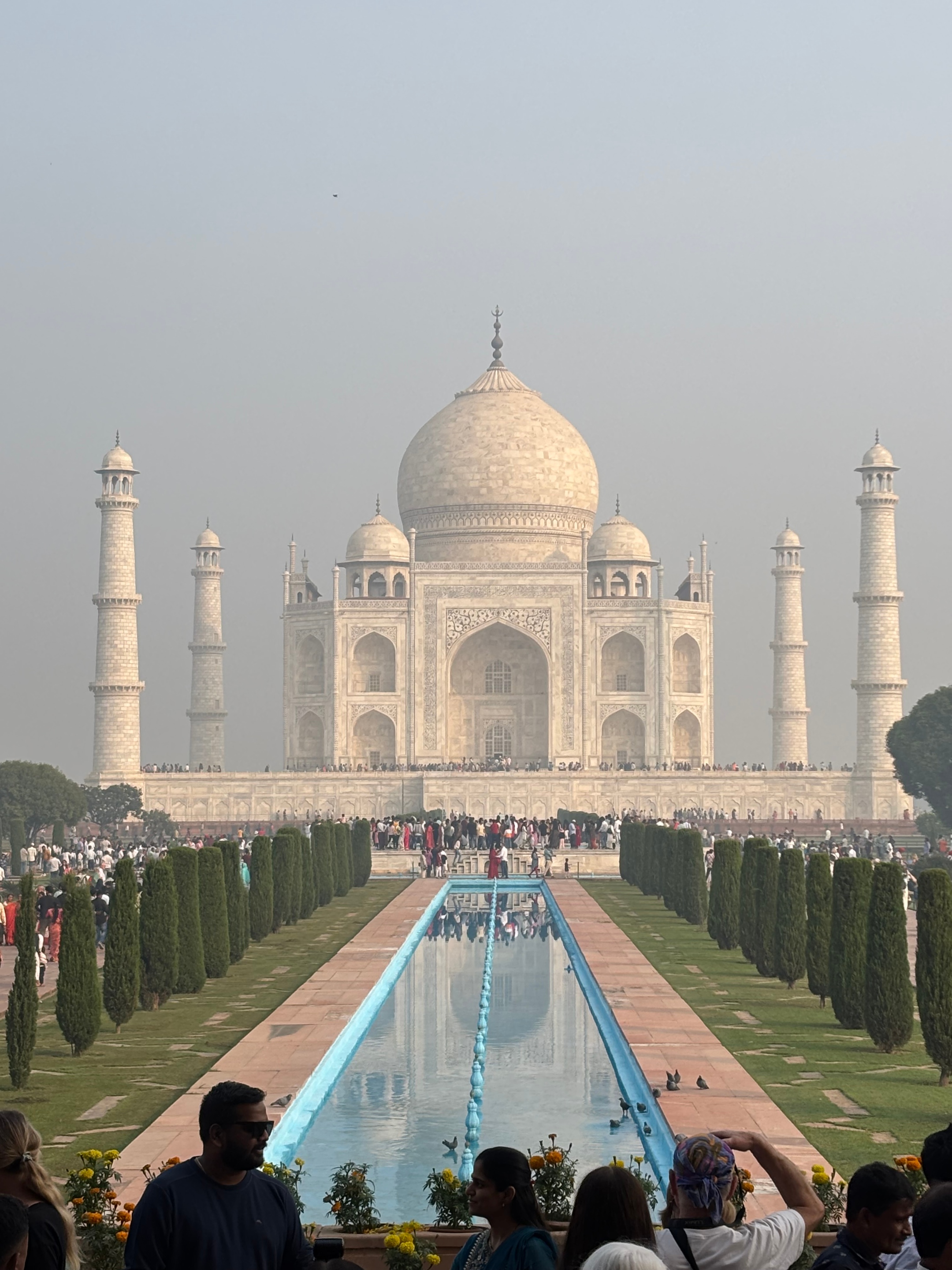 Reisegruppe mit Taj Mahal im Hintergrund